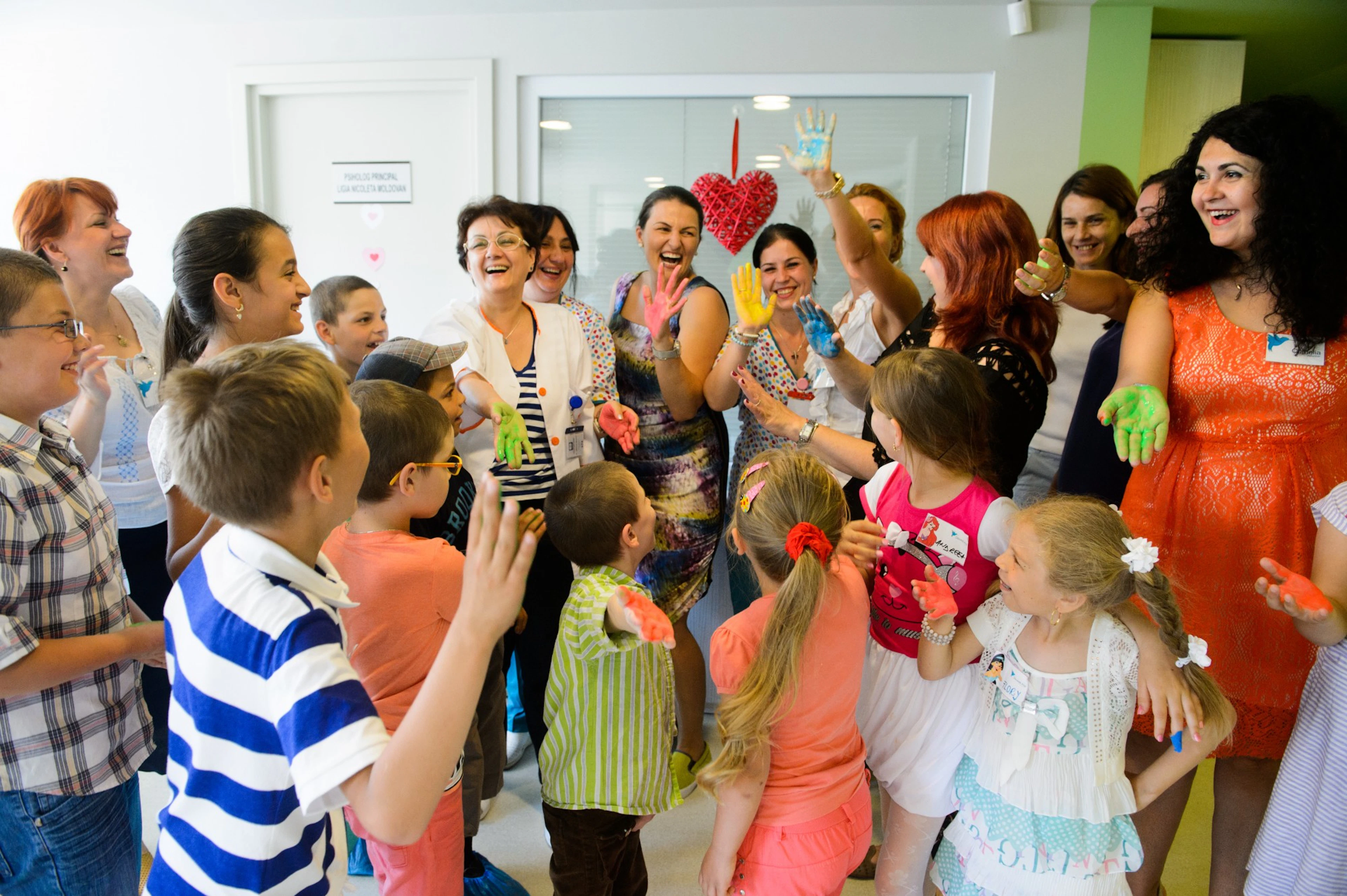 Voluntari și copii sărbătorind împreună într-o secție de spital