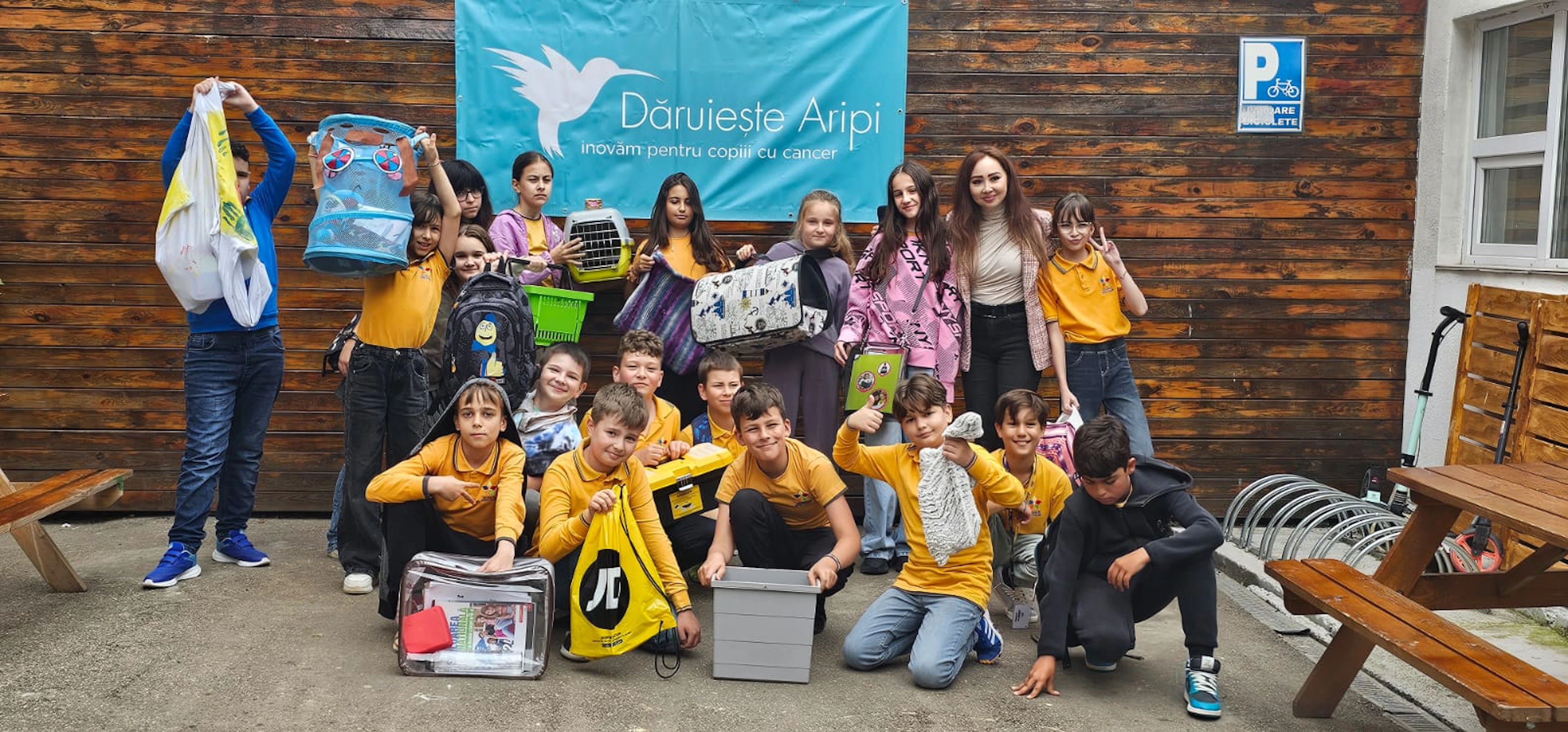 Elevi cu cutii de donații, la o colectă organizată într-o școală