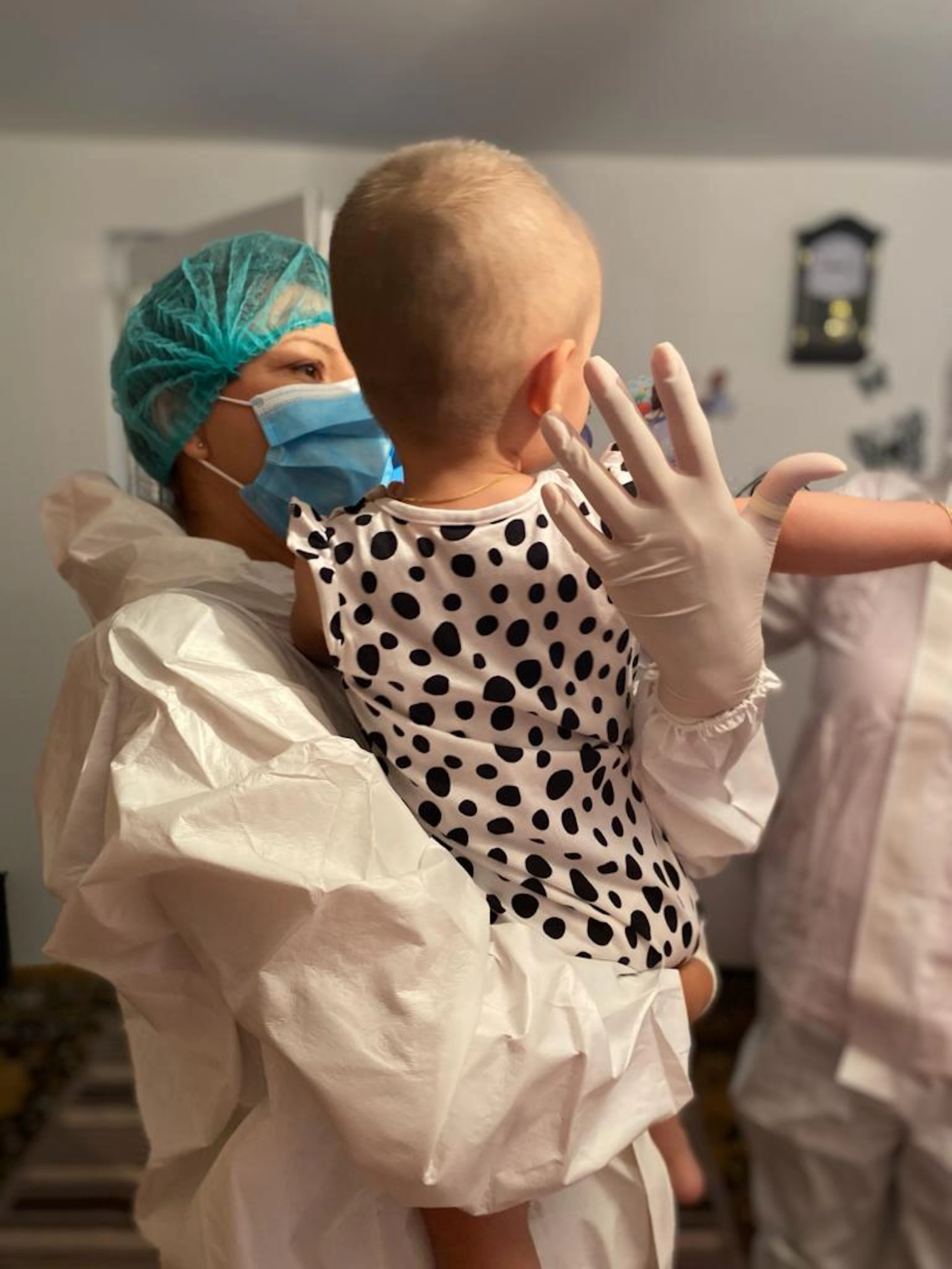 Copil în timpul unei evaluări medicale la domiciliu