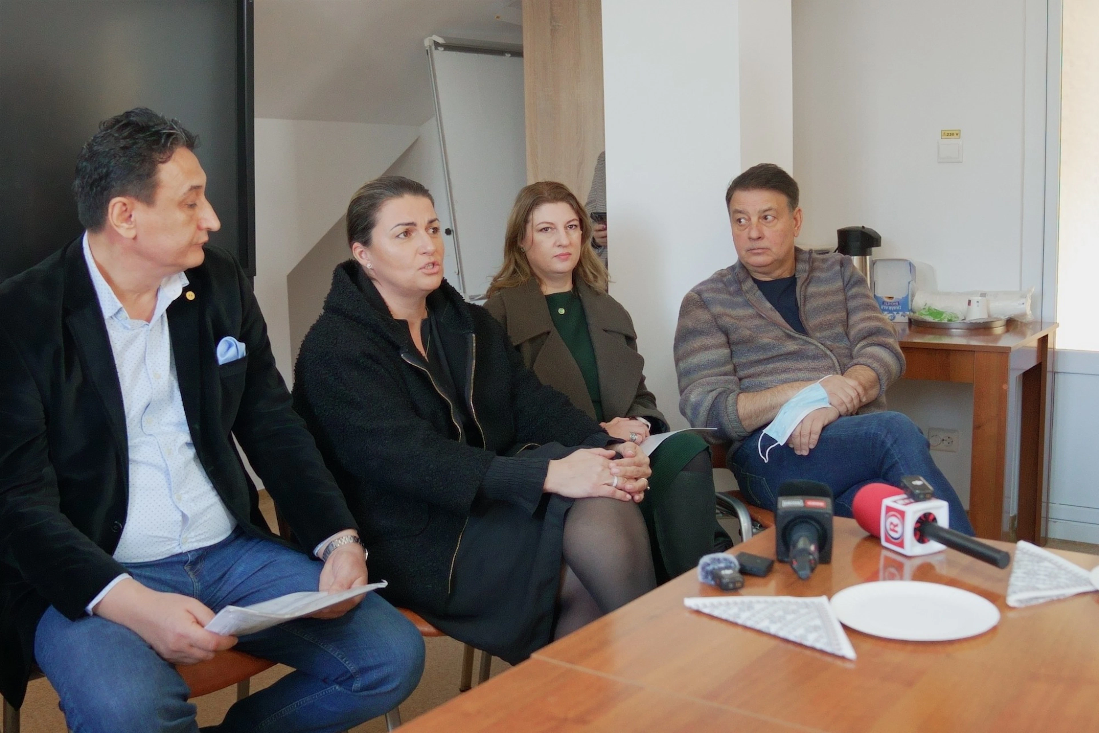Reprezentanți ai asociației și ai spitalului, la o întâlnire de lucru