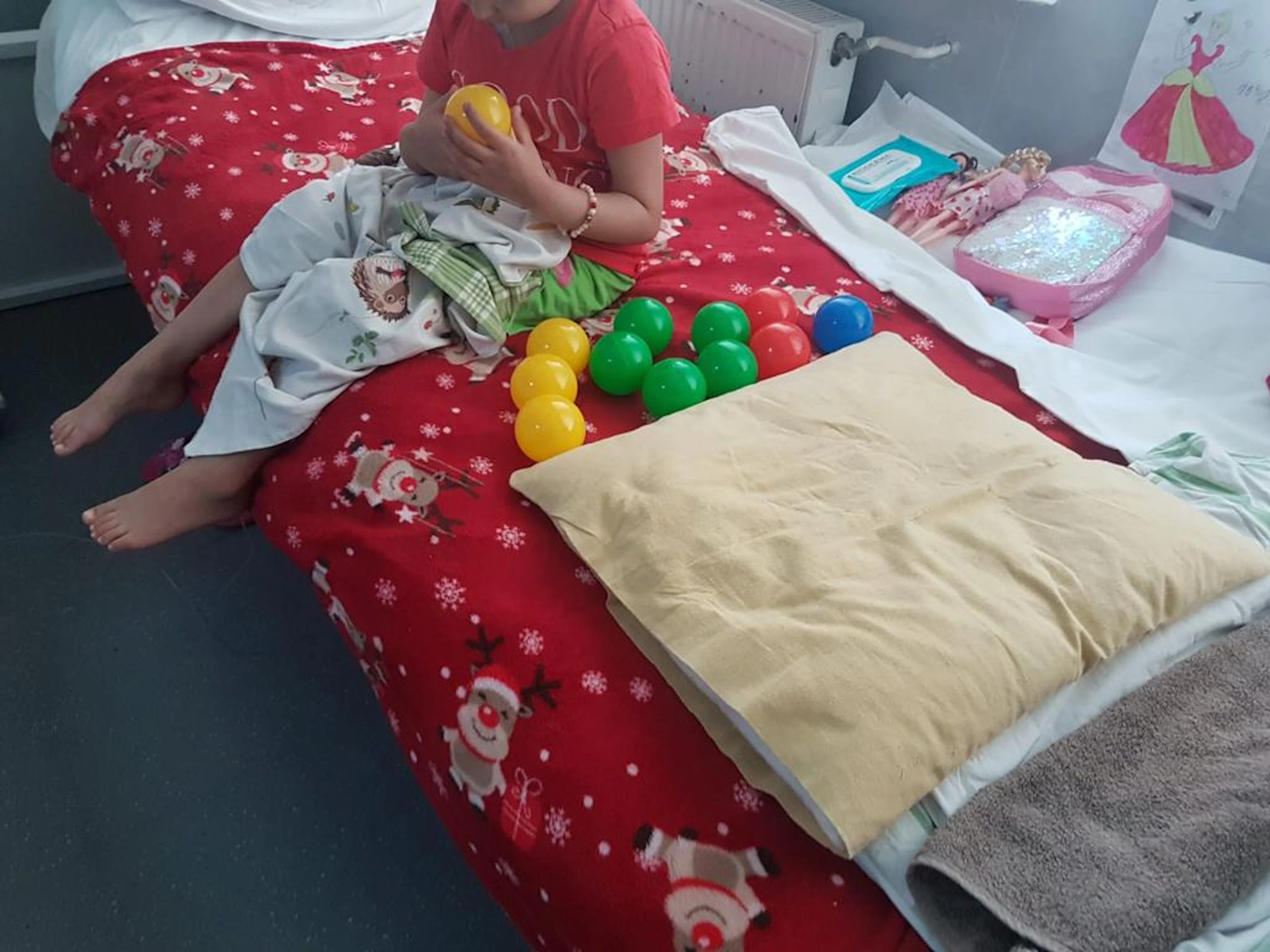 Copii internați în oncologia pediatrică aleg jocuri din dulapul cu jucării