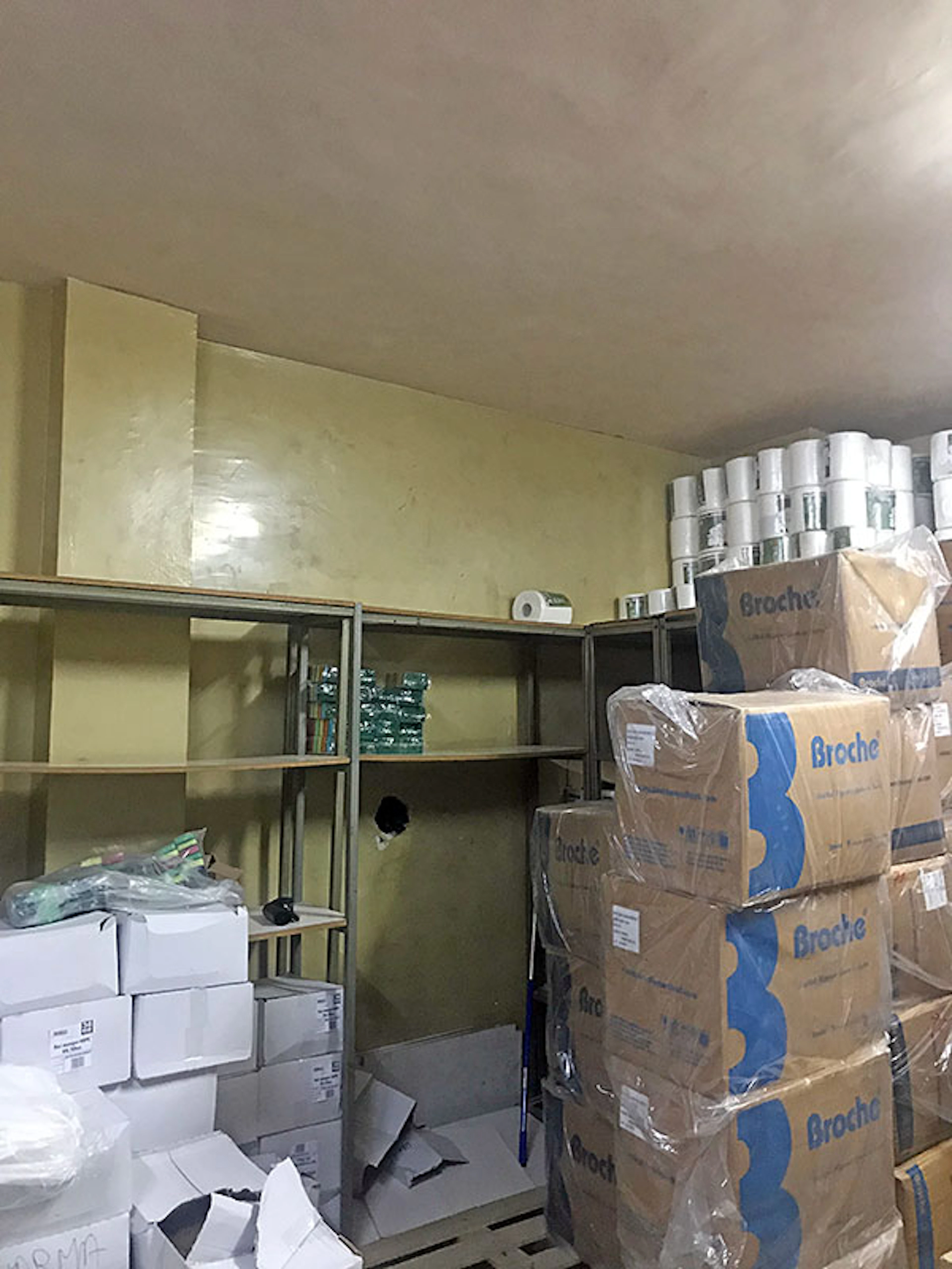 Spațiul de lângă aparatul RMN, înainte de amenajare