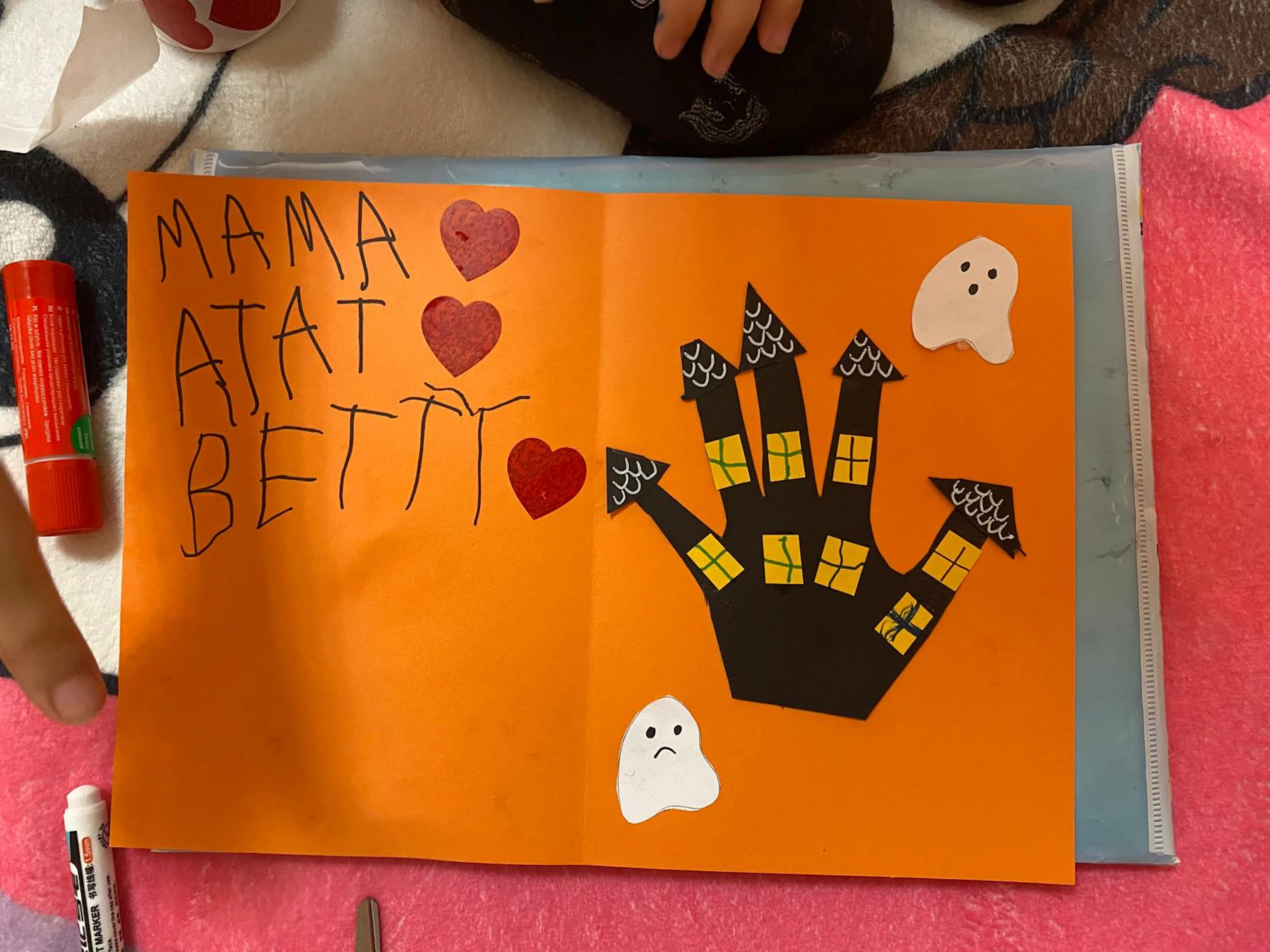 Desene și colaje realizate de copii, cu inimi și un castel din hârtie colorată