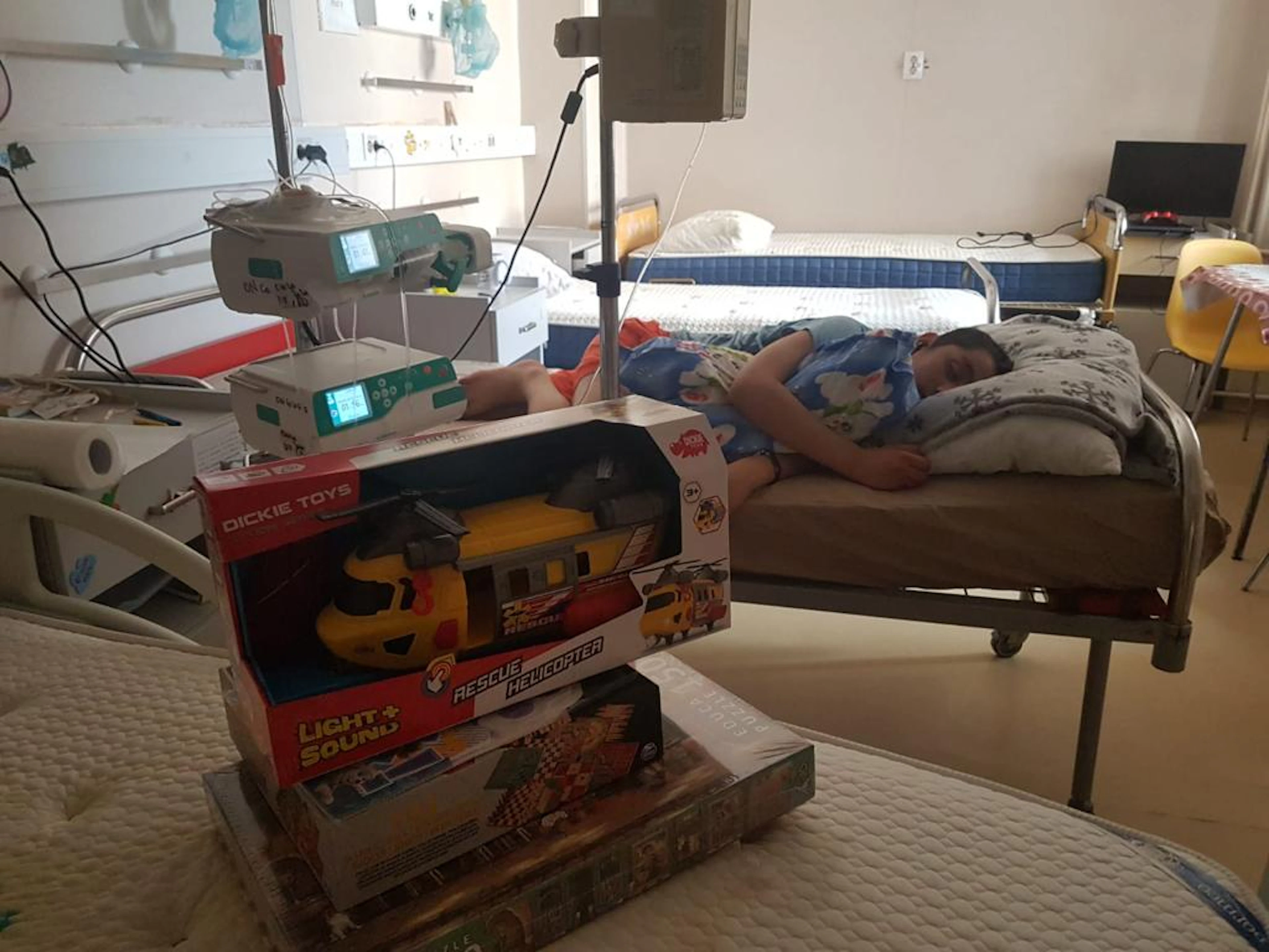 Copii internați în oncologia pediatrică aleg jocuri din dulapul cu jucării