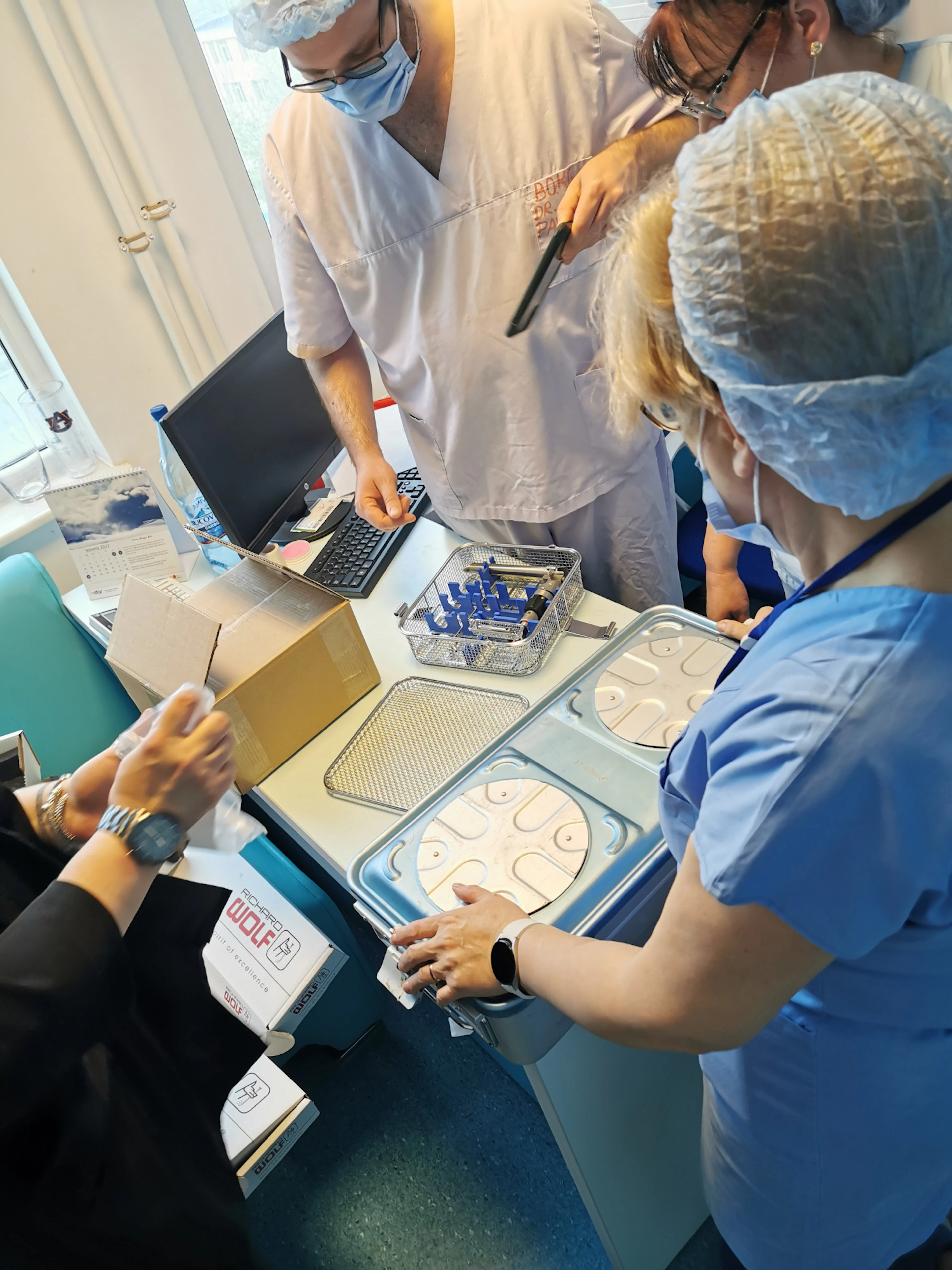 Medici și asistente despachetează noile instrumente pentru chirurgie minim invazivă, livrate în containere sterile Richard Wolf