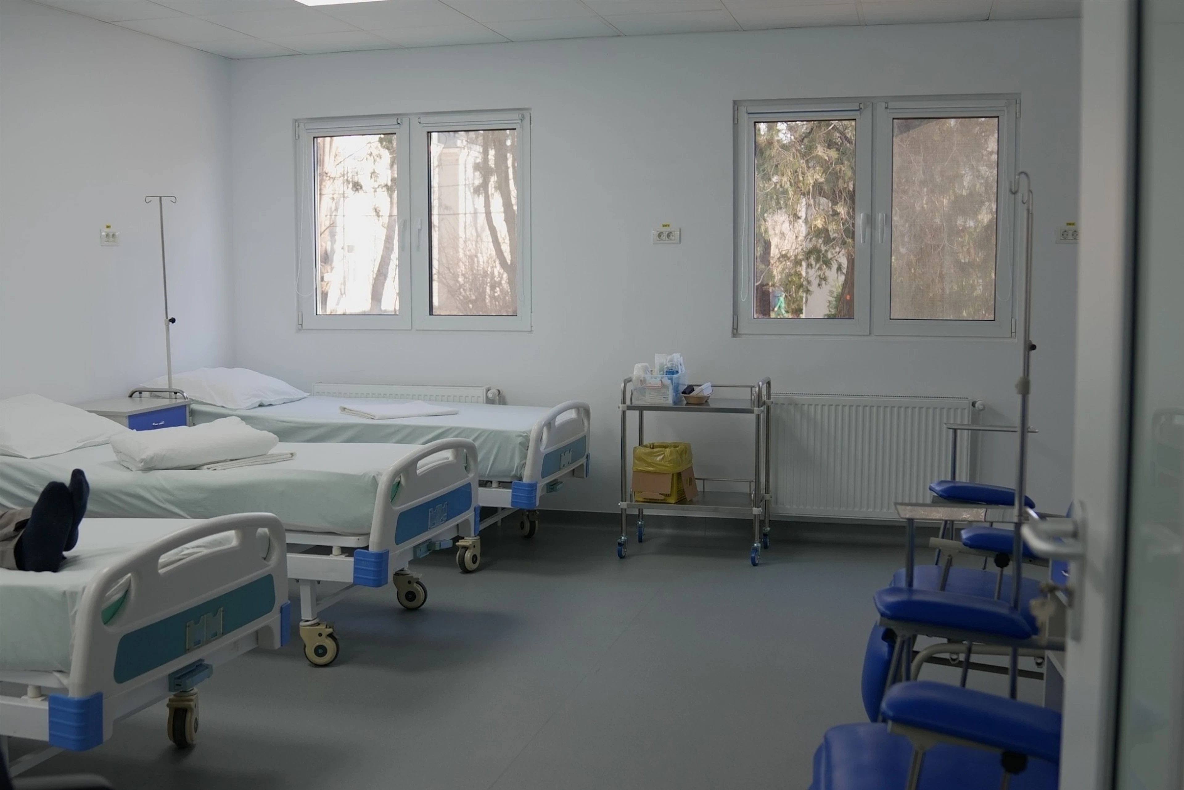 Salon din noul compartiment, cu paturi și echipamente noi