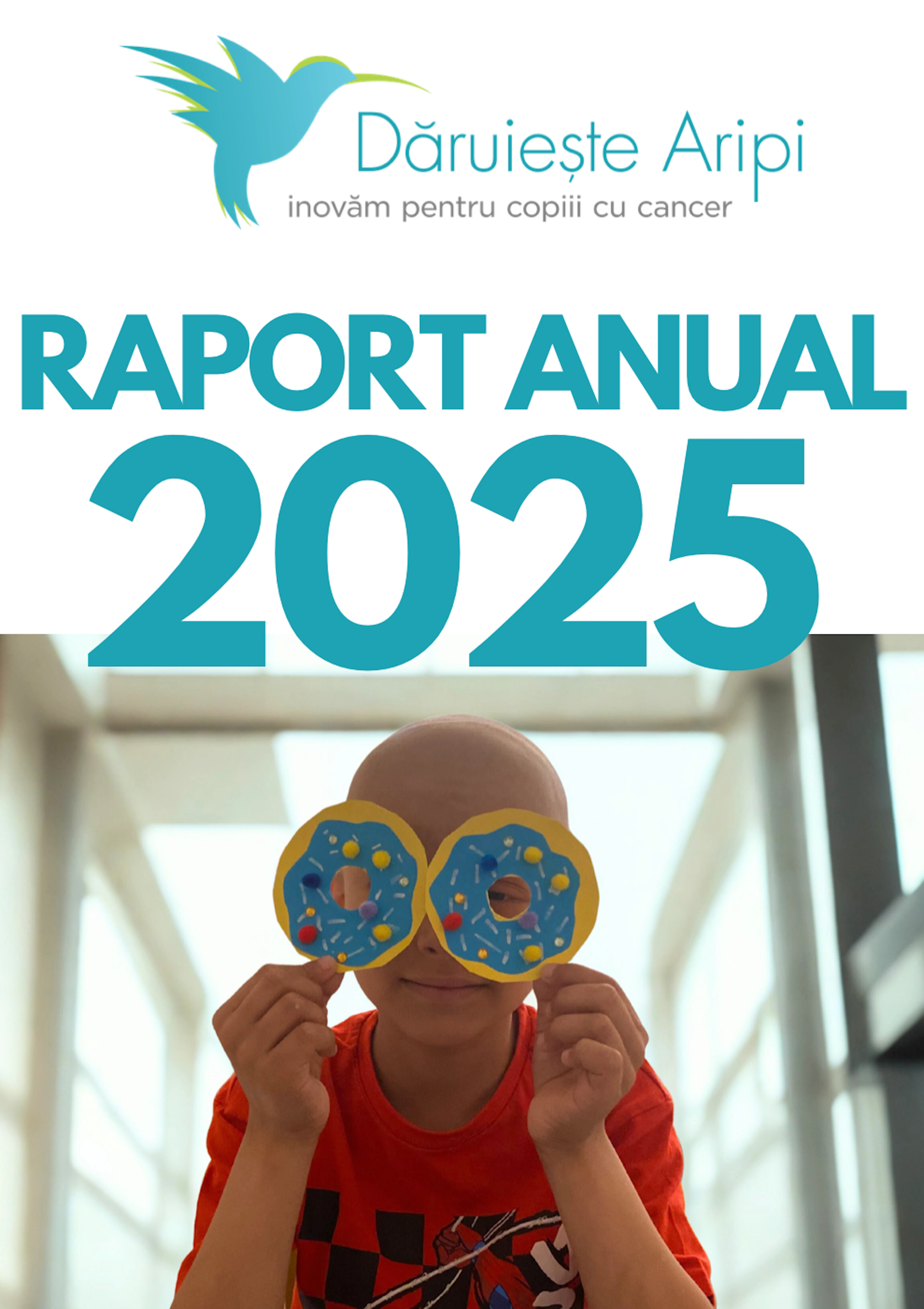 Coperta Raportului anual 2025 al Asociației Dăruiește Aripi: un copil ținând în fața ochilor două gogoși glazurate