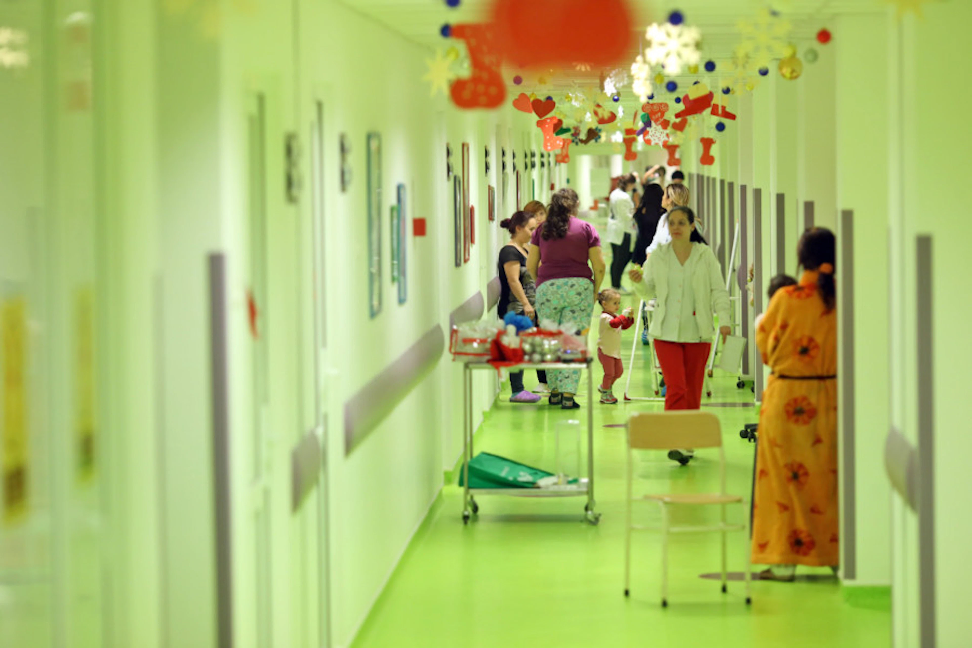 Daruieste Aripi a împodobit pentru sărbători secția de Pediatrie a Spitalului Județean Constanța